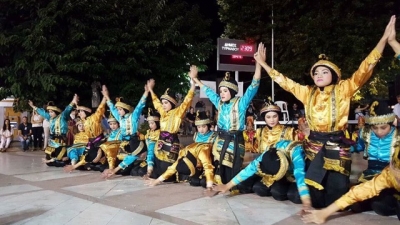 INDONEZJA - Jakarta - Dance Group "Labsky" (Smp Labschool Kebayoran)